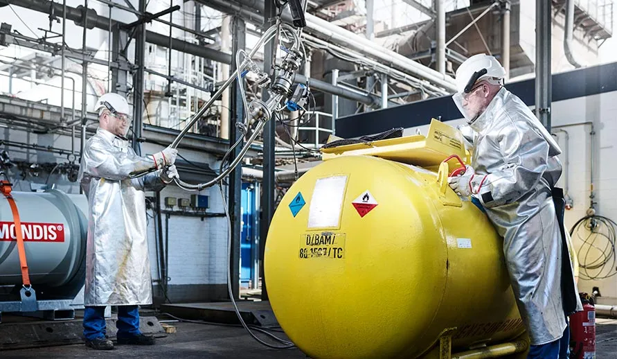 Mitarbeitende an deinem Loesemitteltank