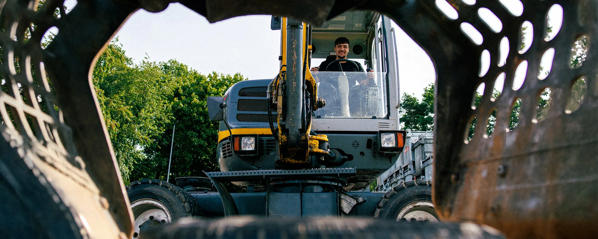 Auszubildender Jonas auf dem Bagger REMONDIS Industrie Service