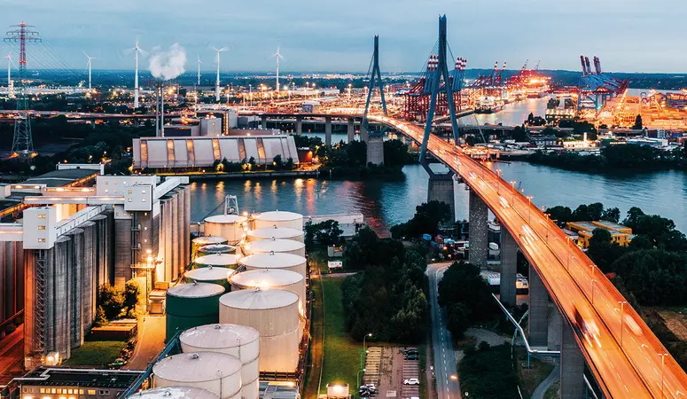 Nachtansicht vom Industriehafen in Hamburg.