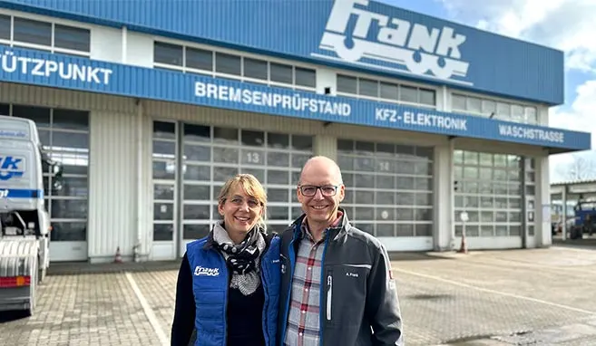 Berit und Andreas Frank vor ihrer Werkstatt in Leipzig