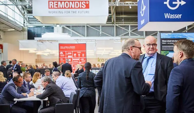 Besucher am REMONDIS-Messestand auf der IFAT