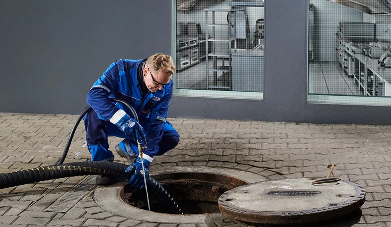 REMONDIS Industrie Service Mitarbeiter bei der Reinigung eines Gastro-Fettabscheiders