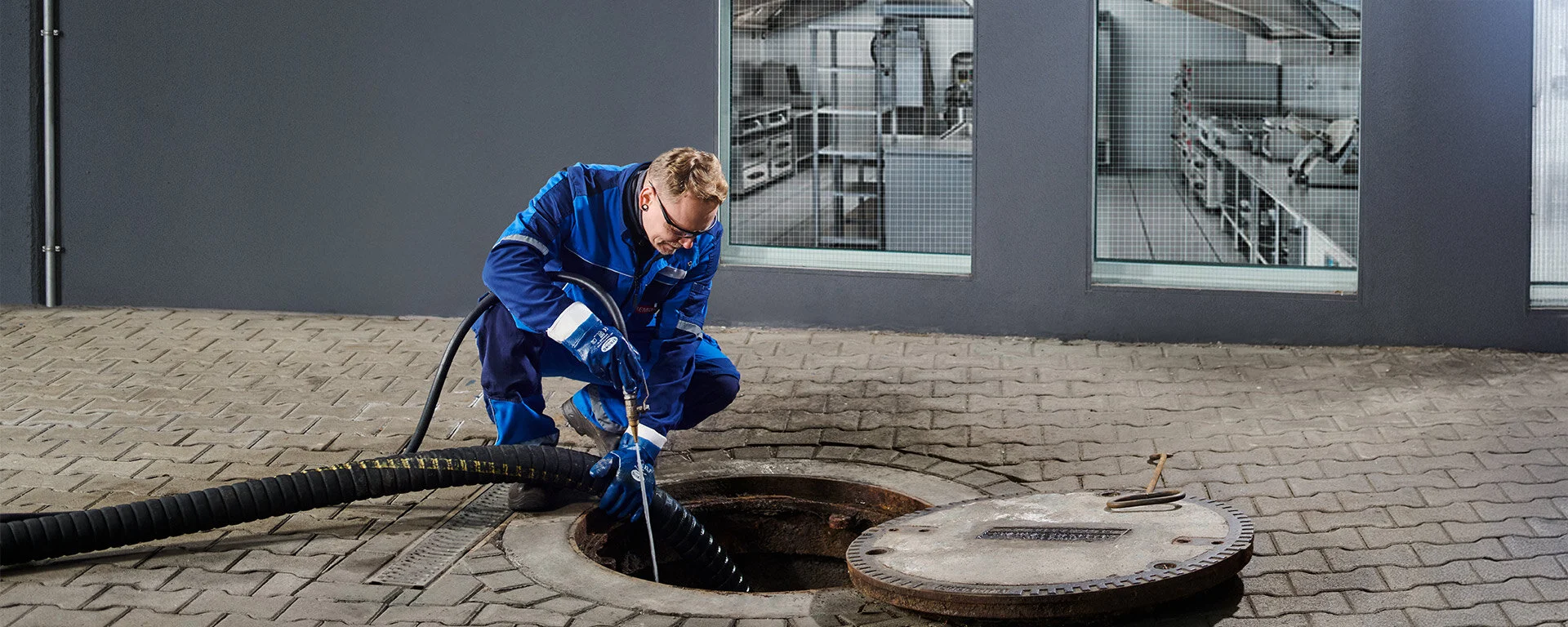 Mitarbeiter der REMONDIS Industrie Service bei der Fettabscheiderreinigung