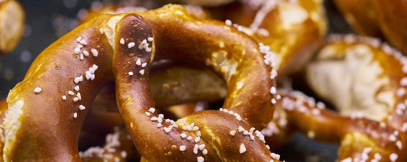 Nahaufnahme einer Laugenbrezel mit Salz (Foto: EyeEm Mobile GmbH, iStock)