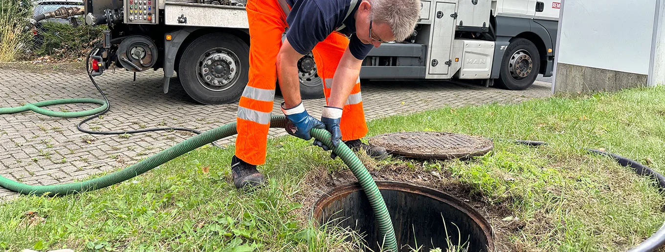 Mitarbeiter Olaf bei der Reinigung des Fettabscheiders
