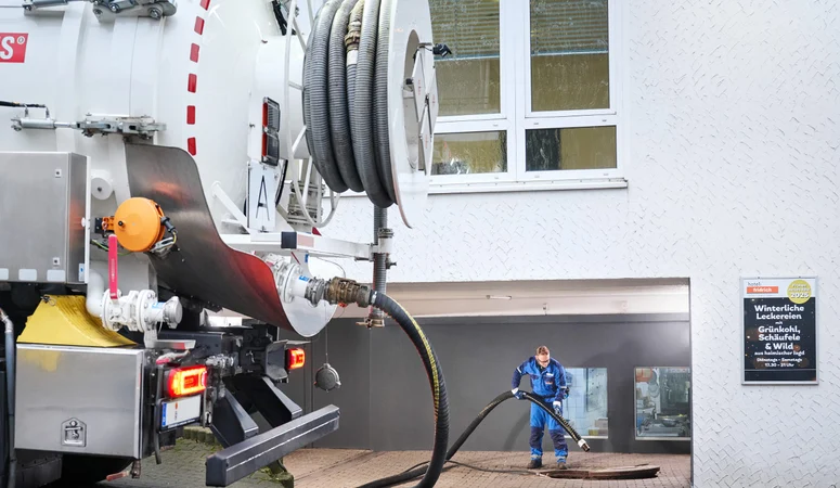 Saugdruck-Tankfahrzeug bei der Fettabscheider-Reinigung