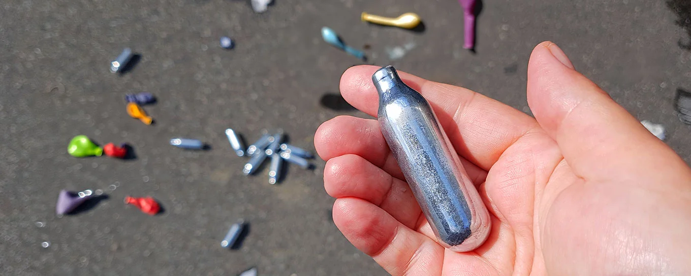 Lachgas-Kartuschen auf der Straße entsorgt