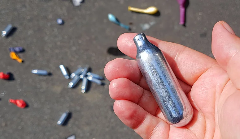 Lachgas-Kartuschen auf der Straße entsorgt