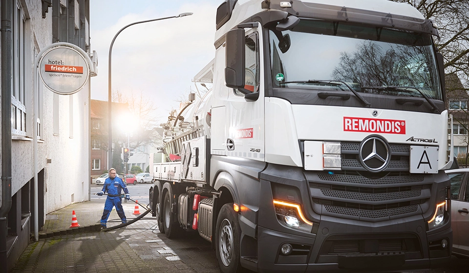 Mitarbeiter bei der Fettabscheider-Entleerung bei einem Kunden