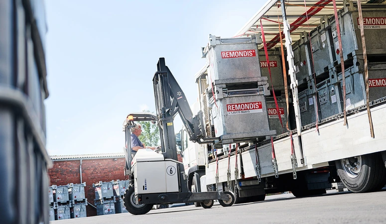 Mitarbeiter bei der Entladung eines internationalen Transport-LKWs