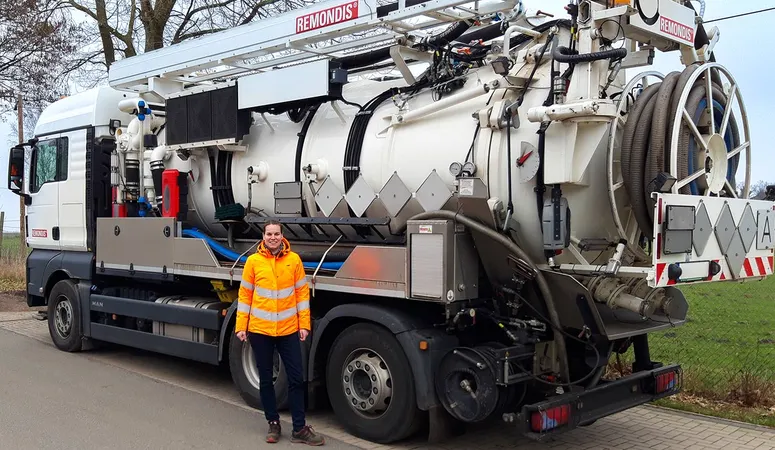 Niederlassungsleitung Ulrike Tietjen vorm Saugwagen in Walsrode