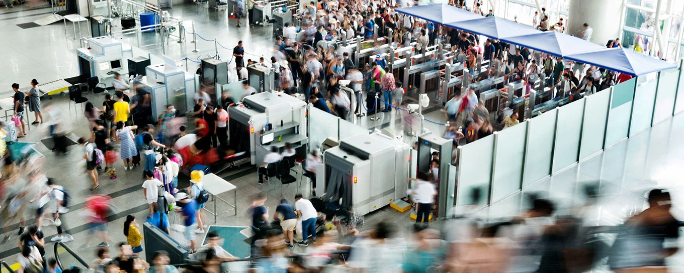 Personen- und Sicherheitskontrolle am Flughafen: auch hier fallen großen Mengen an Abfällen an, die sicher entsorgt werden müssen.