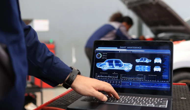 Mitarbeiter einer Kfz-Werkstatt am Laptop