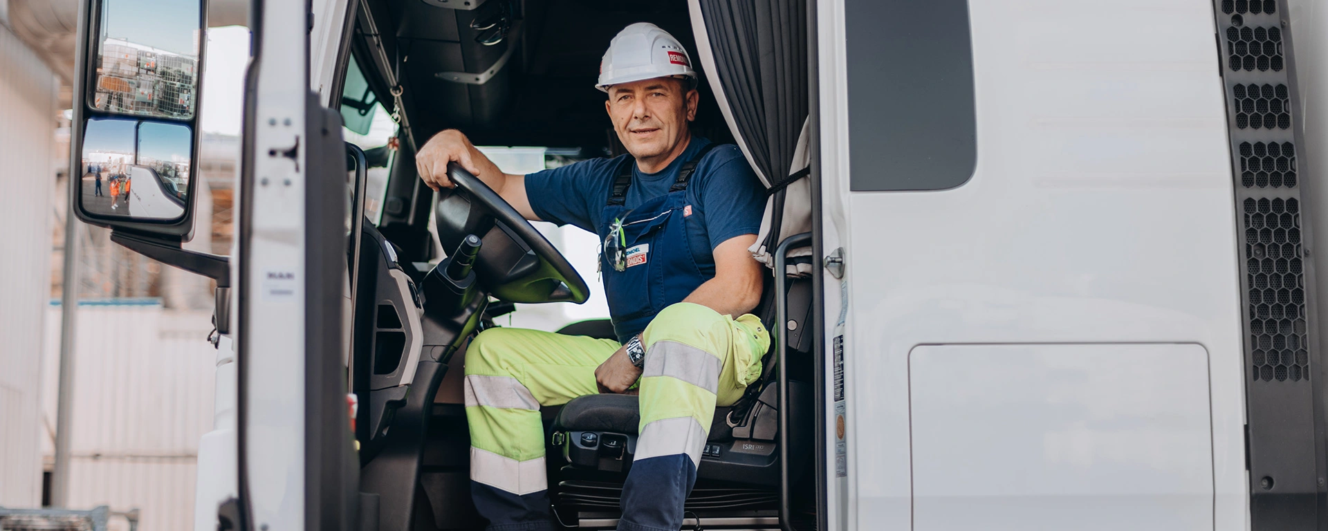 Berufskraftfahrer Paul in seinem LKW
