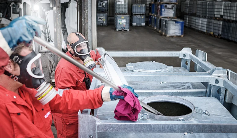 Mitarbeiter auf dem Betriebshof in Ziepel bei der Beprobung
