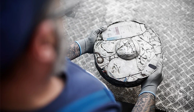 Mitarbeiter mit einem Spraydosen-Pressling