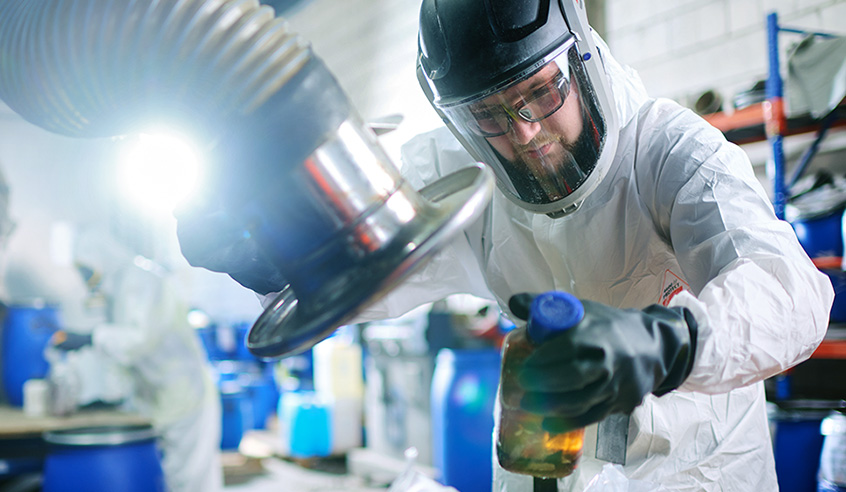 Pollutant analysis in the chemistry laboratory