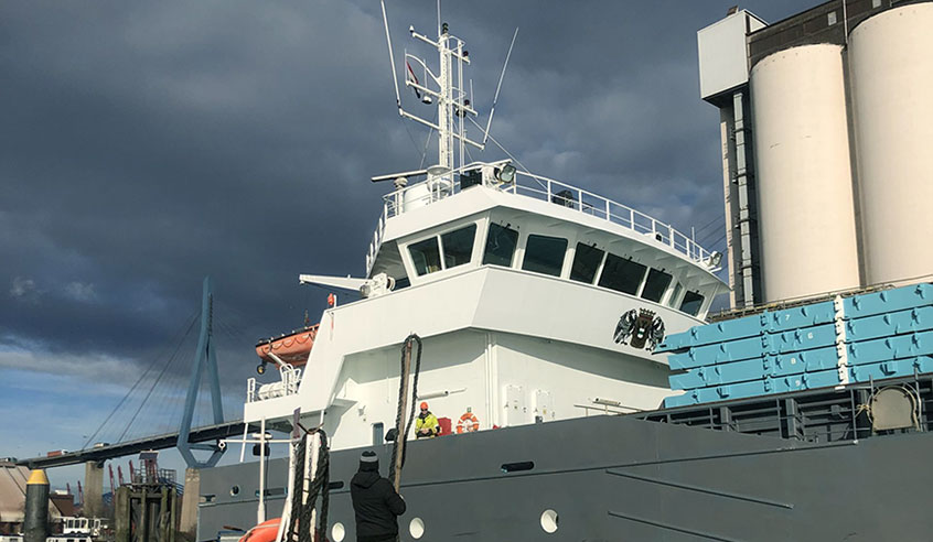 A waste collection vessel accepting waste from a ship