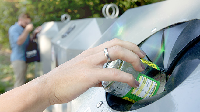Altglas mit gefährlichen Anhaftungen nicht im Altglascontainer entsorgen