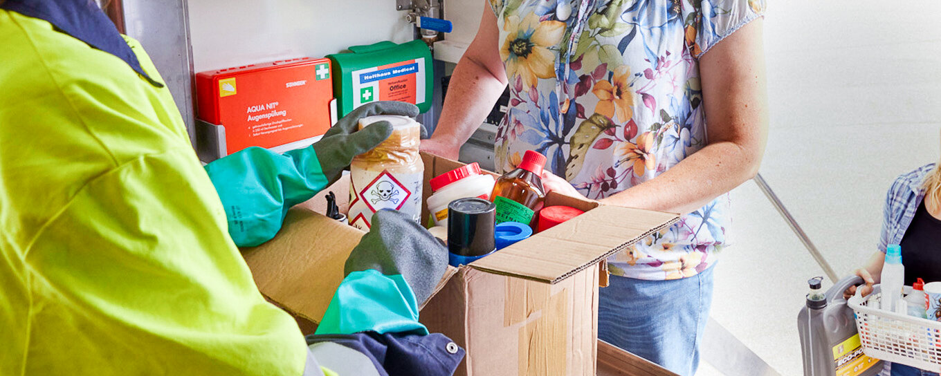 Sondermüll bei der Abgabe am Schadstoffmobil in der Nähe